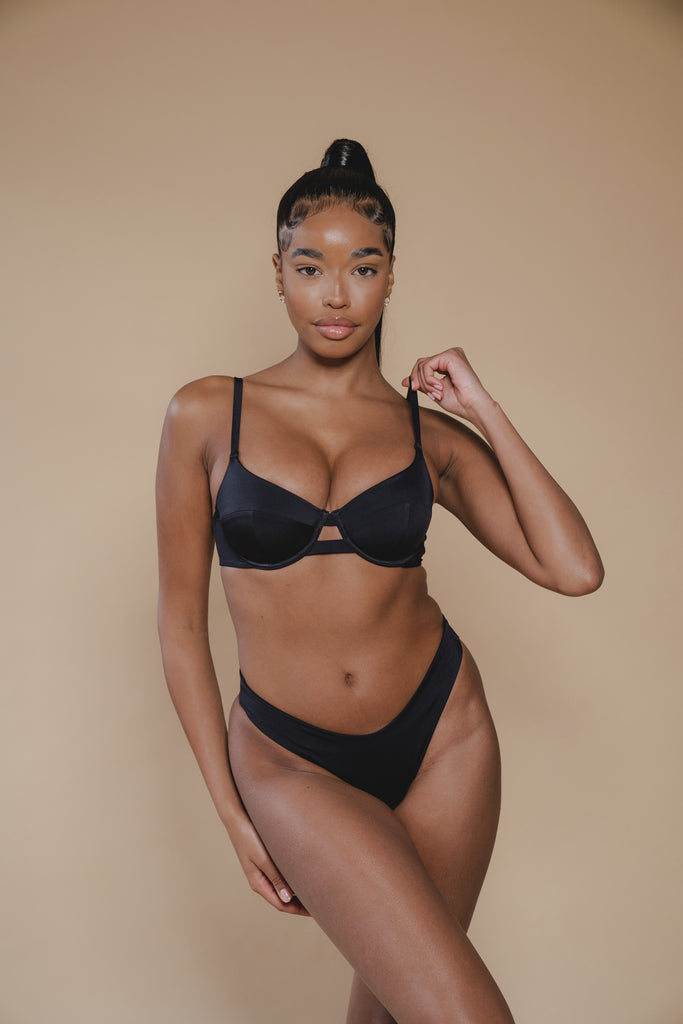 jua june sustainable swimwear black bikini top. the bra top is made of recycled material and is of high quality. black bikini top from luxury swimwear.