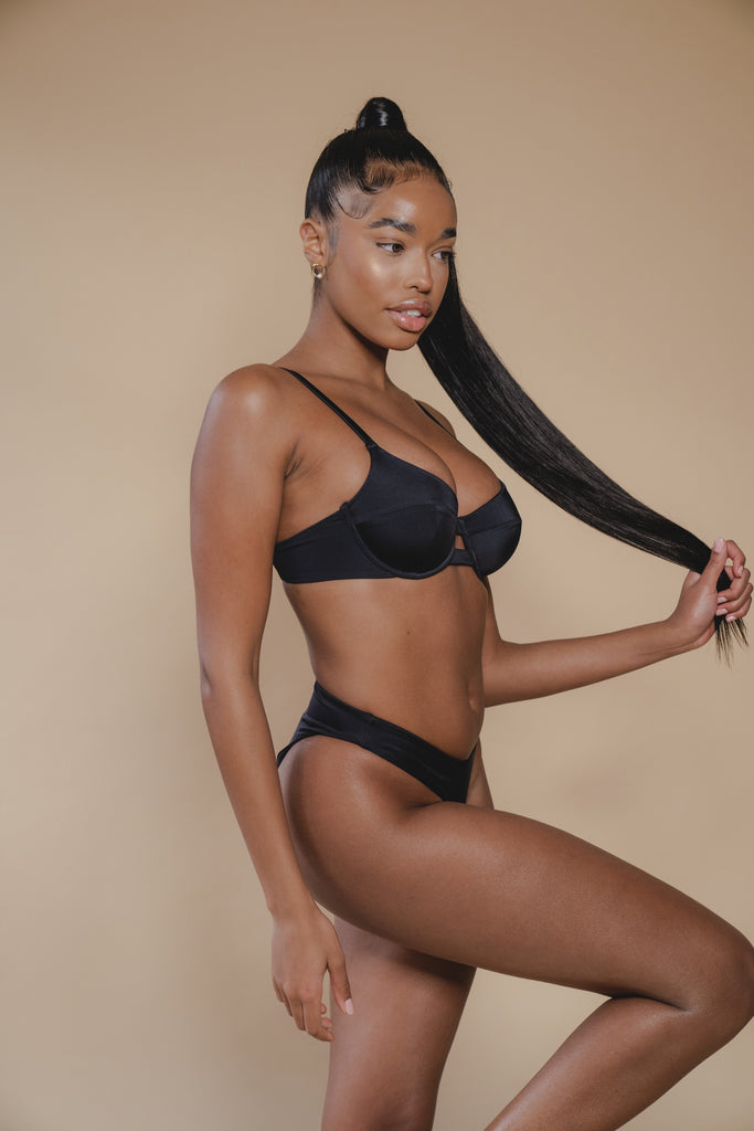 jua june sustainable swimwear black bikini top. the bra top is made of recycled material and is of high quality. black bikini top from luxury swimwear.